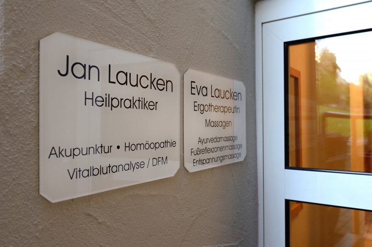 Am Eingang zu Heilpraktiker Jan Laucken und Ergotherapeutin Eva Laucken